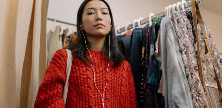 İstiklal Caddesi’nde genç kadının yaptığını gören şaştı kaldı!