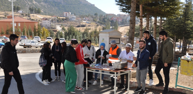 Ermenek’te şehitler için lokma dağıtıldı