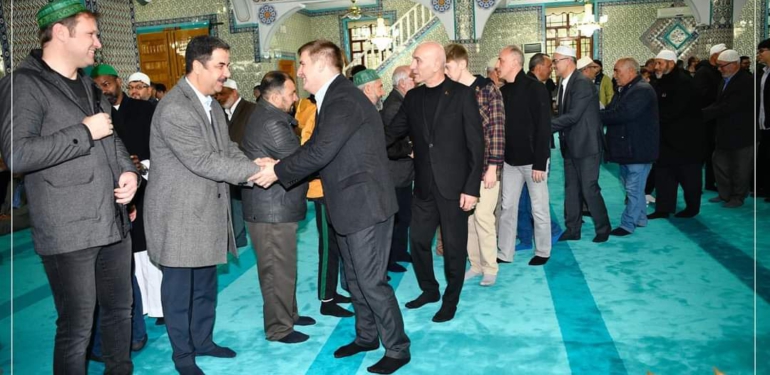 Vali ve Emniyet Müdürü vatandaşlarla bayramlaştı